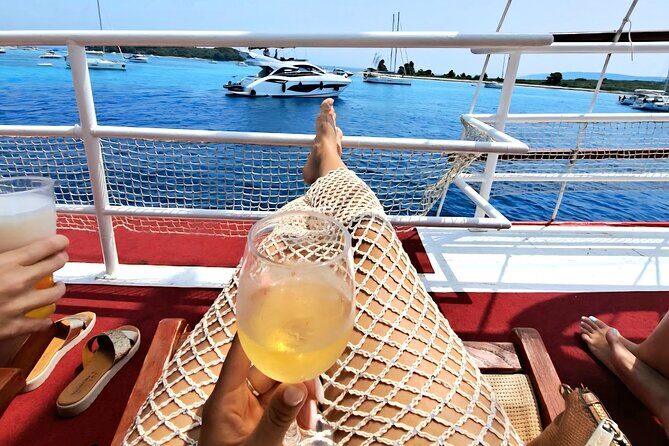 All-Inclusive Blue Lagoon & 3 Island Boat Tour with Food & Drinks - The boat, the crowd, and seat strategy on a full-day sailing