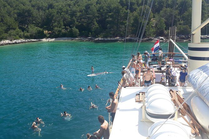 All Inclusive Brac and Solta islands swimming cruise - Lunch Time on the Water: What You’re Getting (And When)