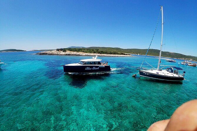 Blue cave and Hvar - 5 Islands speedboat tour from Split - Stiniva Cove: a dramatic 16 ft opening for quick shoreline magic