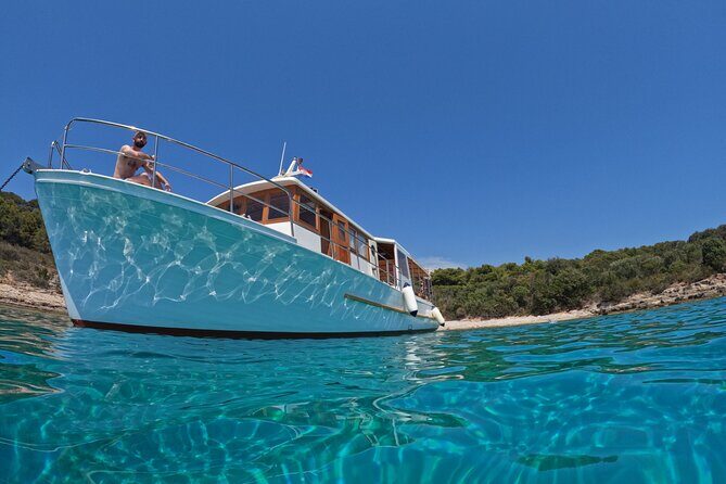 Boat Tour at Delfina Hvar - Stop 1 on the Hvar south coast: Red Rocks and a real 30-minute swim window