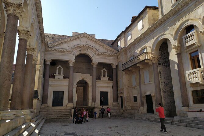 Experience Split With Local Professional Historian - Private - Triclinium and the cellars: where the story gets tangible