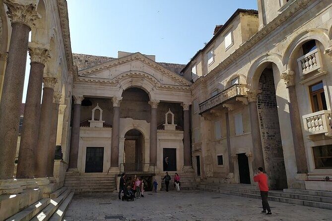 Experience Split With Local Professional Historian - Small Group - Peristyle and the cellars: seeing power in the layout