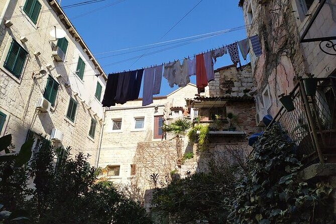 Experience Split With Local Professional Historian - Small Group - Vestibulum: the palace entrance to private space