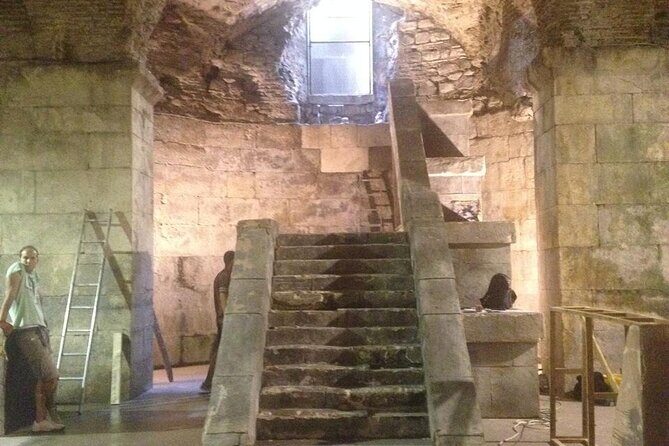 Game Of Thrones Split Walking Tour - Where you start: Peristil Square in 15 minutes