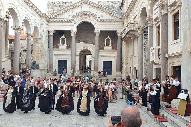 History Split Walking Tour in French -Small group - Start at the Peristyle: The Palace’s Central Crossroads