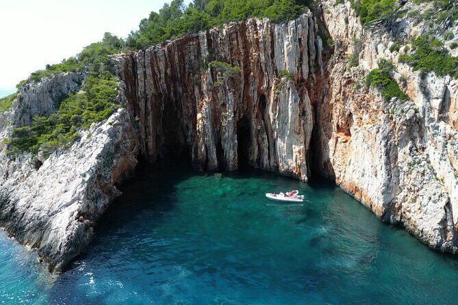 Private boat tour of Red rocks & Pakleni islands - Key highlights at a glance