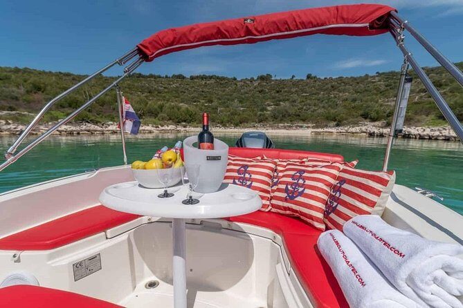 Private speedboat tour to Blue cave, Vis and Hvar - A private day on the Adriatic: from Split in one clear plan