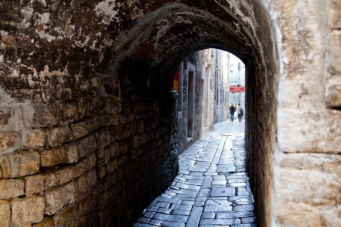 Private Split Walking Tour with Cathedral Entrance - Peristyle and the palace courtyard logic