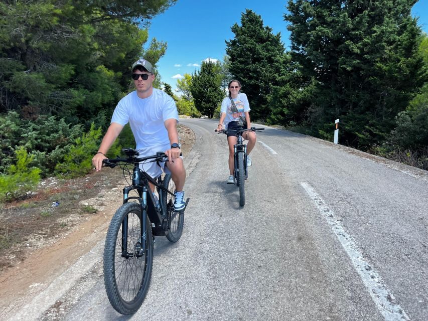 Self-guided mountain bike tour (non-electric) - Stari Grad: history and atmosphere without feeling rushed