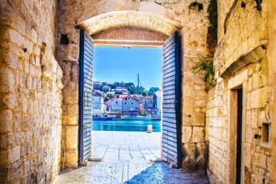 Split: Blue Lagoon & 3 Islands Speedboat Tour - Small group - Trogir UNESCO streets: a focused walk with photo breaks