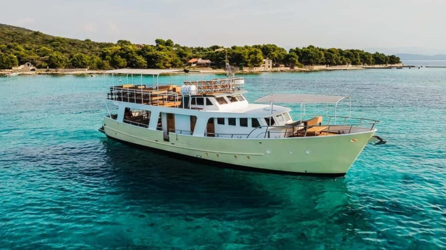 Split: Blue Lagoon and 3 Island Cruise with Food and Drinks - Šolta Stop: Nečujam Shipwreck Area, Swimming Time, and Sea Life