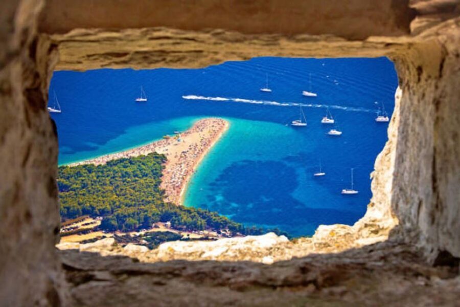 Split: Bol, Hvar, Pakleni Island, and Solta Full-Day Tour - Bol and Zlatni Rat: the Golden Horn beach in real time