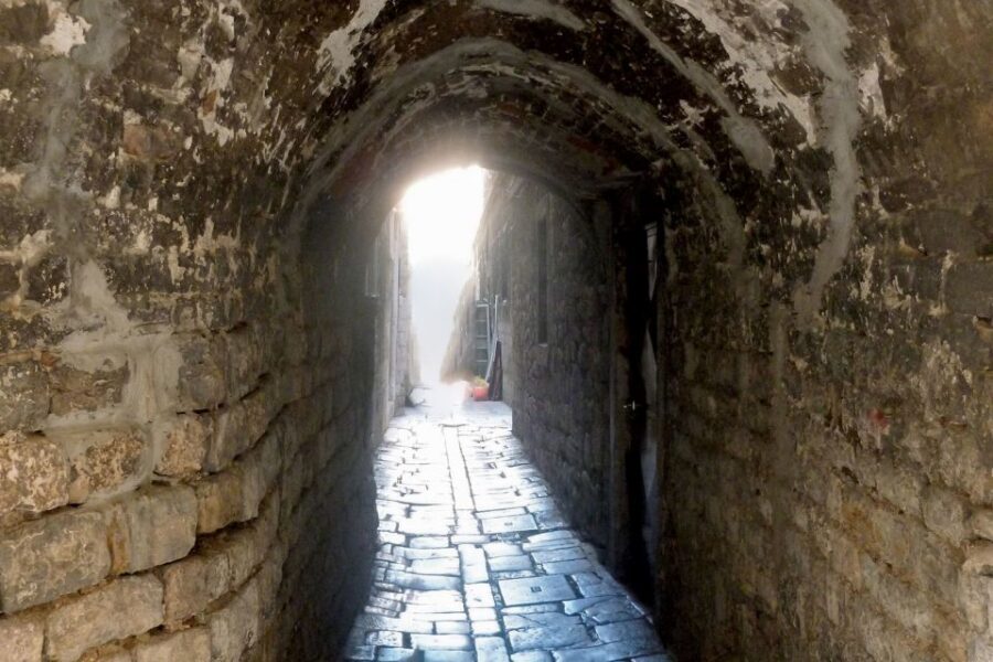 Split: Game of Thrones Tour with Diocletian's Palace Cellar - How Guides Use Photos and Clips to Match Scene to Street