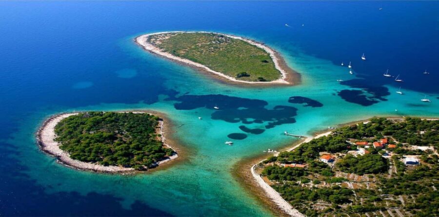Split: Private Blue Lagoon 3 islands with speed boat - The boat experience: Bluetooth, shade, jackets, and a real rinse