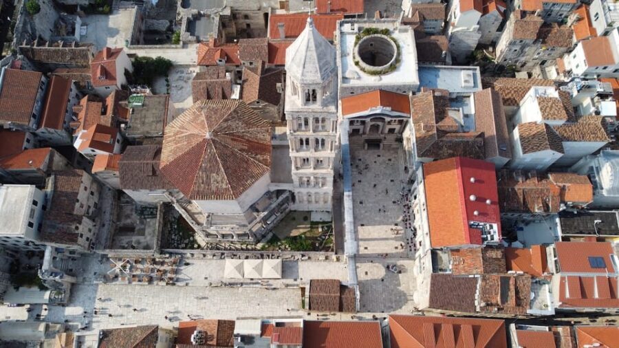 Split: Private Walking Tour for Families with kids (5-17y) - Cats, energy, and keeping the walk fun