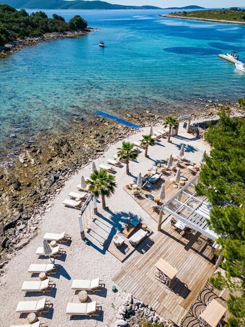 Split/Trogir: Half-Day(5 hours) 3-Island Speedboat Adventure - Maslinica on Šolta: a village pause with castle and waterfront views