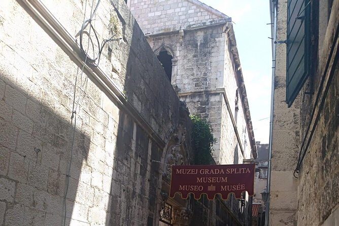 Walk through Split with an archeologist - Why the max of 10 travelers makes a real difference
