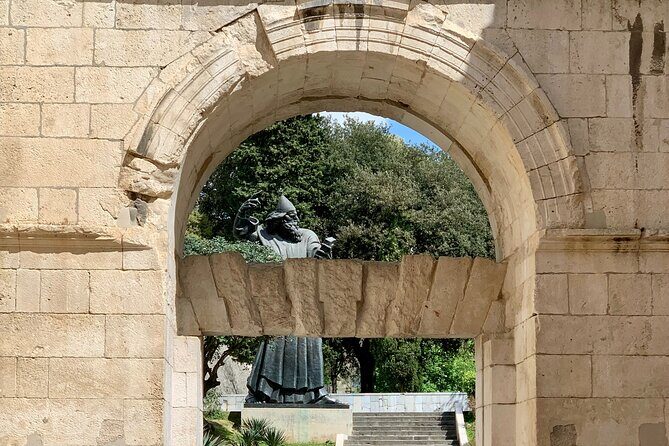 Walking tour of Split with an Art Historian - Starting in Strossmayer Park: why Split begins with water